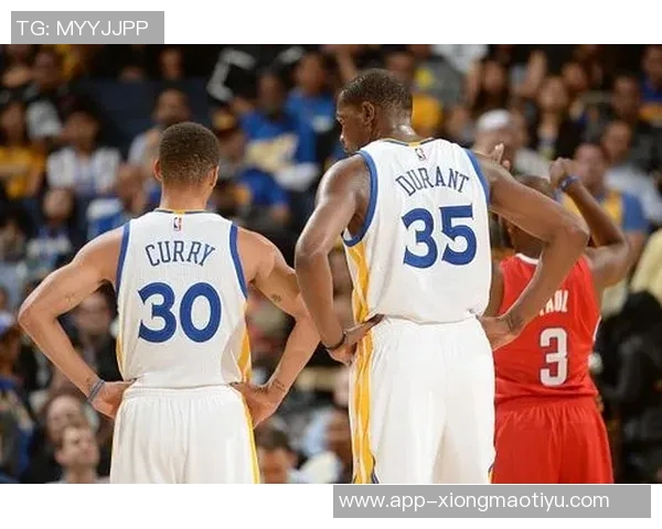 火箭客战鹈鹕登机照曝光KD羽绒服气质出众电风扇随队征战