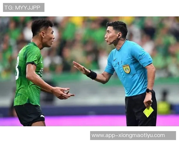 追梦与球迷争执裁判出面调解展现职业素养与冷静处理能力 追梦与球迷争执裁判出面调解展现职业素养与冷静处理能力